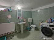 Imobil cu 2 constructii, anexe și 670 mp teren, utilități 