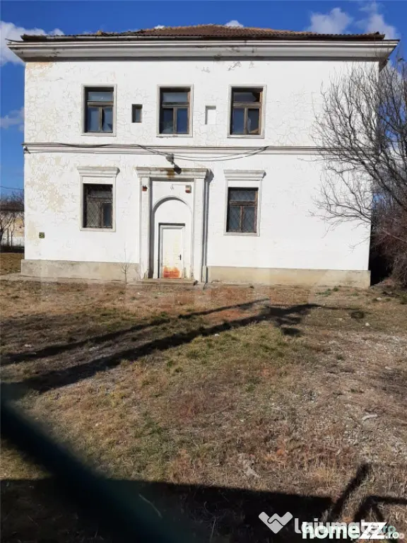 Cladire vanzare pe 3 nivele suprafata 600 mp - Filipestii De Padure (Prahova)