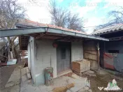 Casa taraneasca traditionala pe parter cu gradina si livada 