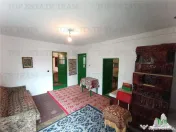 Casa taraneasca traditionala pe parter cu gradina si livada 