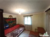 Casa taraneasca traditionala pe parter cu gradina si livada 