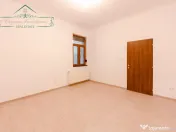 Apartament cu 2 camere la curte comuna si centrala proprie , 