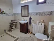 Casa de moderna cu costuri reduse, panouri solare si spatiu 