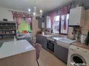 Casa de moderna cu costuri reduse, panouri solare si spatiu 