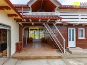 Casa, anexe, 3762 mp teren, 25000 mp padure, Comanesti, jud. 