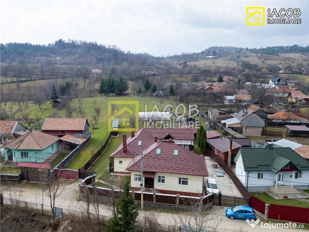 Casa, anexe, 3762 mp teren, 25000 mp padure, Comanesti, jud.