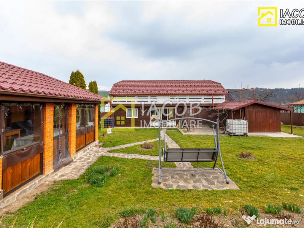 Casa, anexe, 3762 mp teren, 25000 mp padure, Comanesti, jud.