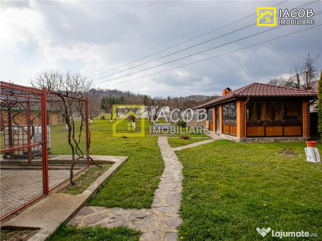 Casa, anexe, 3762 mp teren, 25000 mp padure, Comanesti, jud.