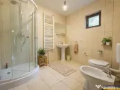 FILM! Rezidenta pe apreciabile conditii, in statiunea Sugas 