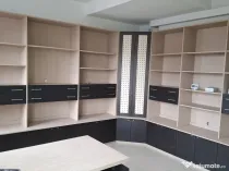 Donez dulap cu rafturi.