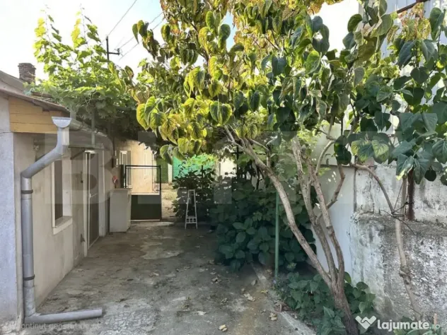 Casă de renovat 2 camere, zonă liniștită – Cugir