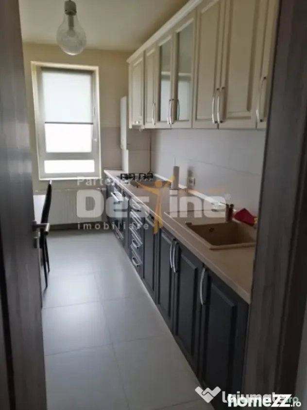 Apartament 2 camere decomandat, etaj intermediar, loc de par