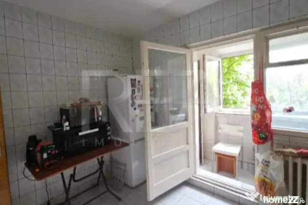 2 camere, etaj 3 - piața aproape