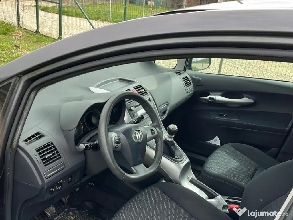 Vand Toyota auris benzina 1.4 an 2011