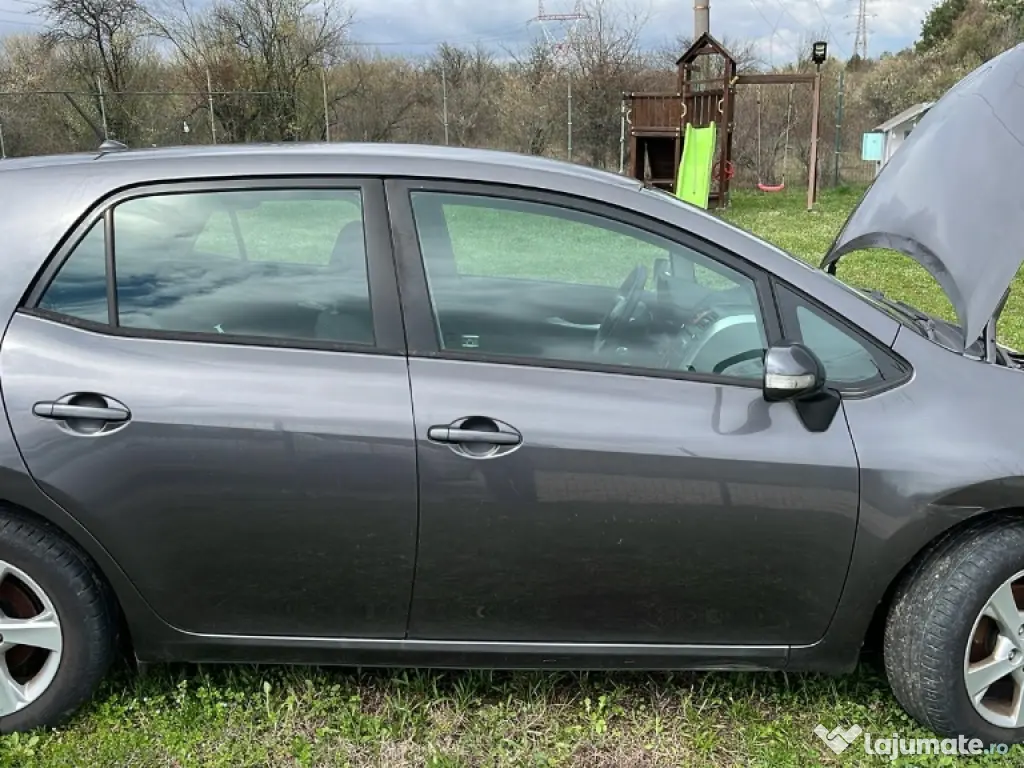 Vand Toyota auris benzina 1.4 an 2011