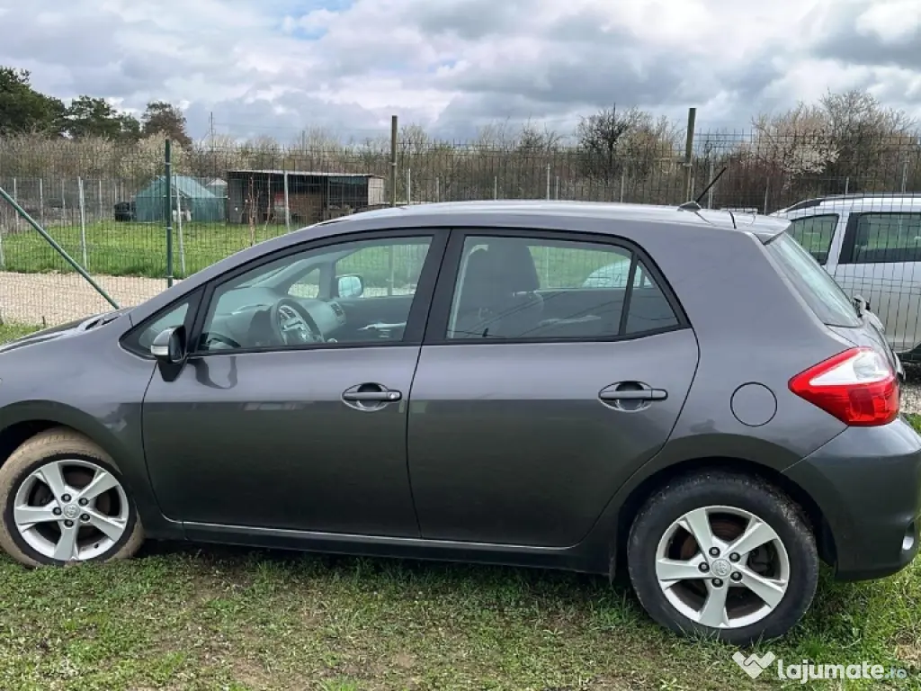 Vand Toyota auris benzina 1.4 an 2011
