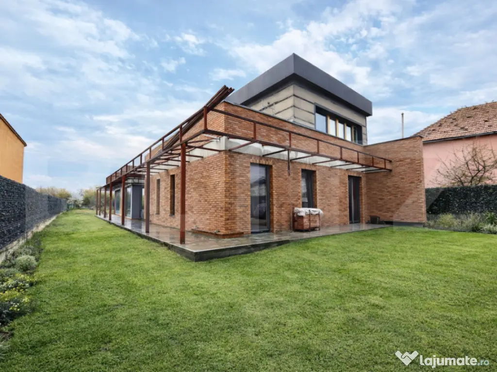Casă 4 dormitoare, 2000 mp teren, zona Centru