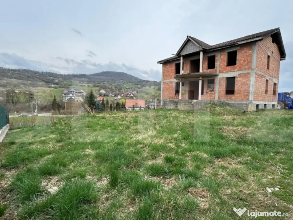 Casa la rosu in zona Valea Ghinzii, cu 900 mp de teren intra
