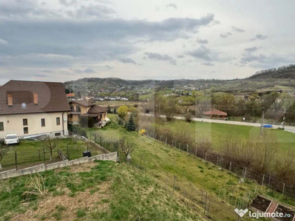 Casa la rosu in zona Valea Ghinzii, cu 900 mp de teren intra