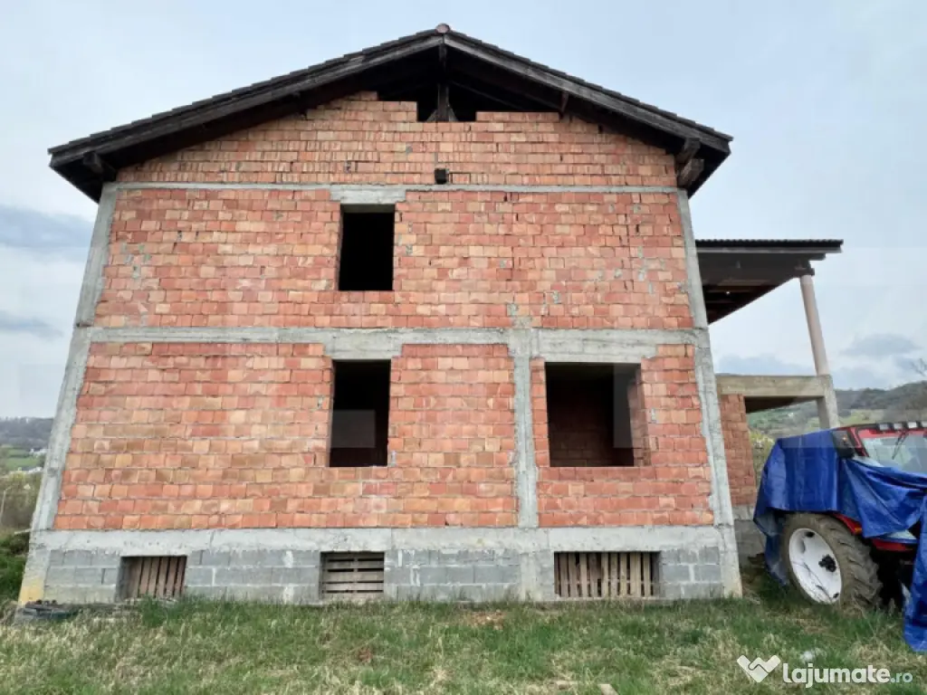 Casa la rosu in zona Valea Ghinzii, cu 900 mp de teren intra