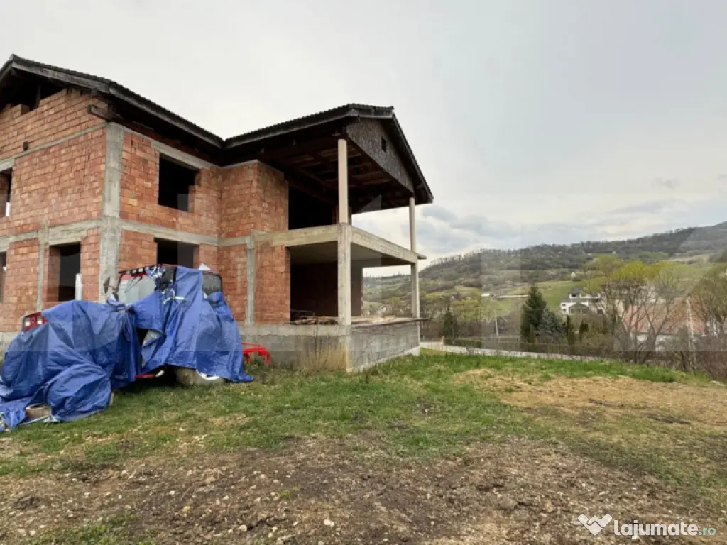 Casa la rosu in zona Valea Ghinzii, cu 900 mp de teren intra