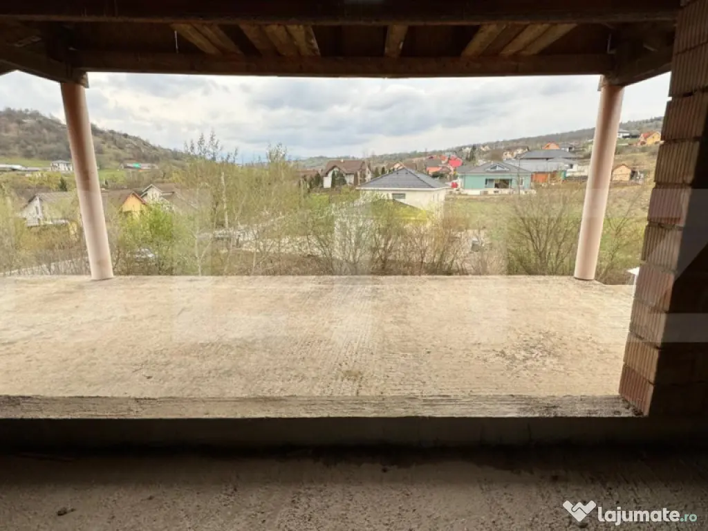 Casa la rosu in zona Valea Ghinzii, cu 900 mp de teren intra