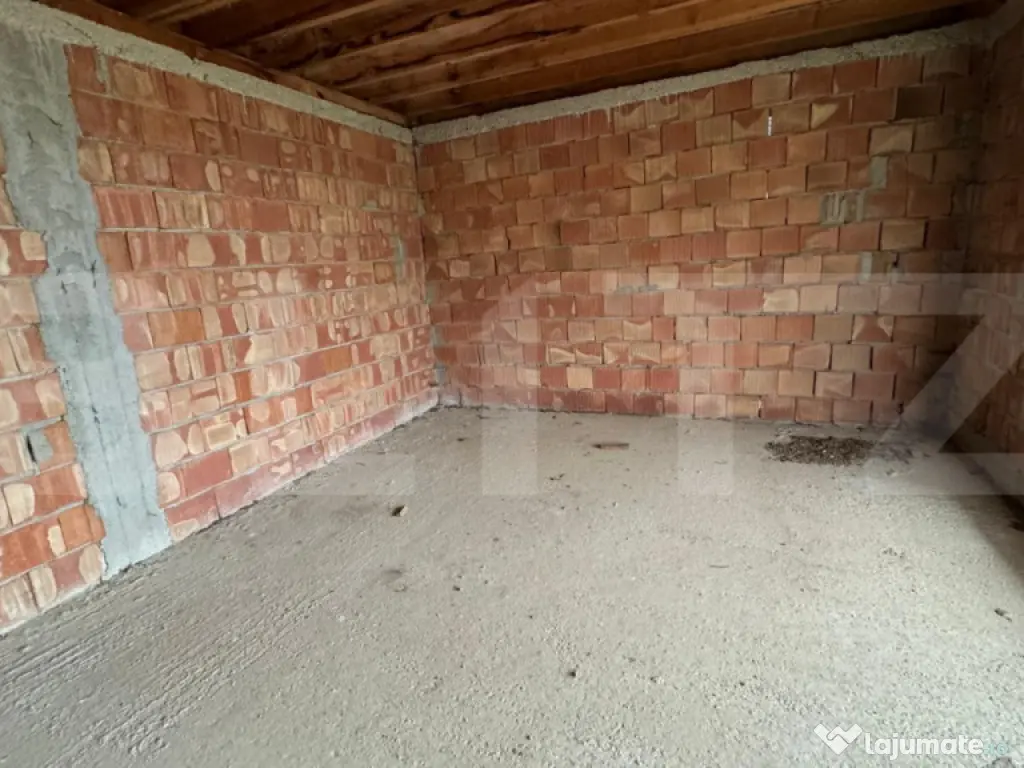 Casa la rosu in zona Valea Ghinzii, cu 900 mp de teren intra