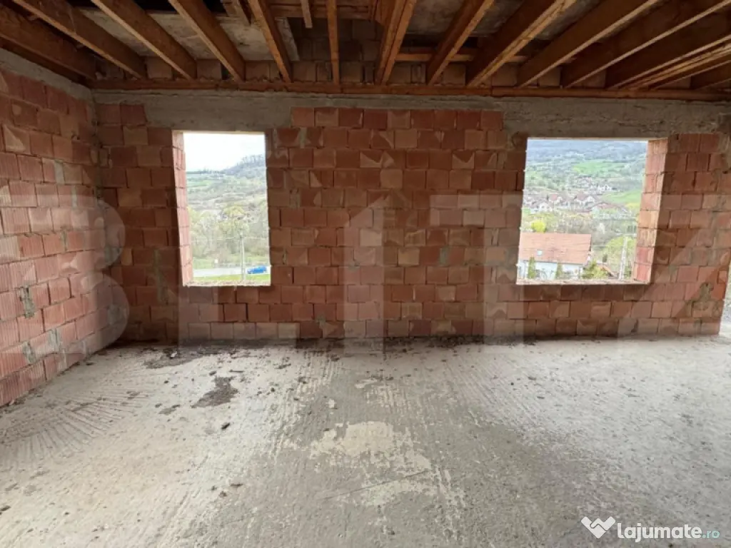 Casa la rosu in zona Valea Ghinzii, cu 900 mp de teren intra