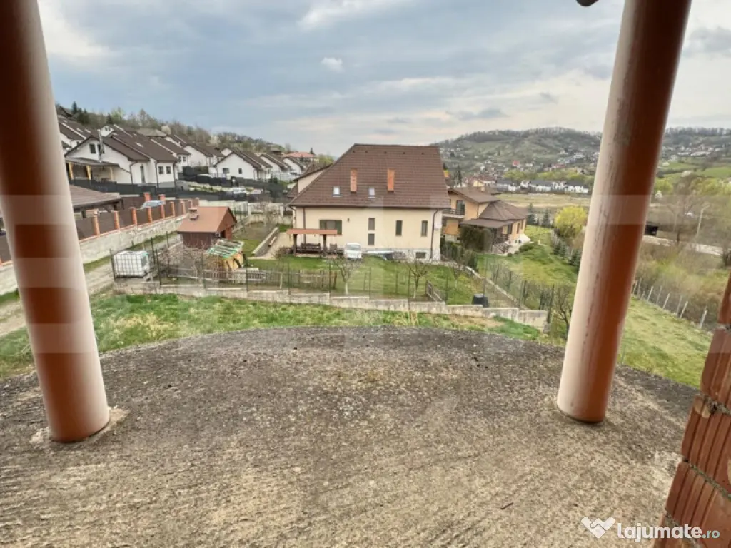 Casa la rosu in zona Valea Ghinzii, cu 900 mp de teren intra