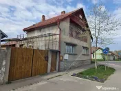 Casă cu etaj , curte proprie 