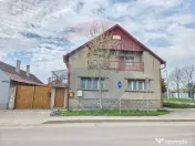 Casă cu etaj , curte proprie 