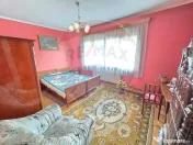 Casă cu etaj , curte proprie 