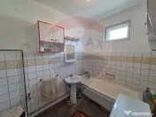 Casă cu etaj , curte proprie 