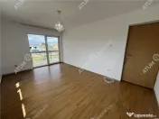 Apartament cu 3 camere si balcon la etajul 1 zona Trei Steja 