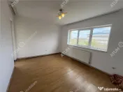 Apartament cu 3 camere si balcon la etajul 1 zona Trei Steja 
