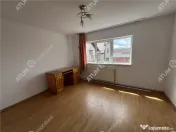 Apartament cu 3 camere si balcon la etajul 1 zona Trei Steja 