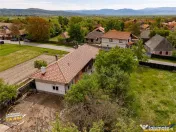 FILM! Pe 1.200mp teren rezidenta cu gradina inflorata,aproap 