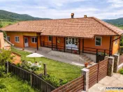 FILM! Pe 1.200mp teren rezidenta cu gradina inflorata,aproap 