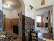 FILM! Pe 1.200mp teren rezidenta cu gradina inflorata,aproap 