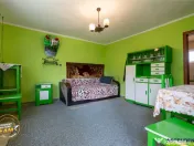 FILM! Pe 1.200mp teren rezidenta cu gradina inflorata,aproap 