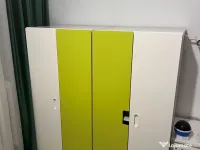 Vând 2 șifoniere mici și o ladă pentru jucării – Stare foarte bună! 🧸👗 