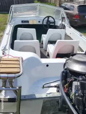 Vînd barcă Delfin lungime 3,8m cu motor Yamaha 20cp 