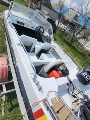Vînd barcă Delfin lungime 3,8m cu motor Yamaha 20cp 