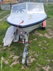 Vînd barcă Delfin lungime 3,8m cu motor Yamaha 20cp 