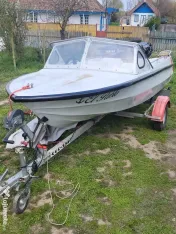 Vînd barcă Delfin lungime 3,8m cu motor Yamaha 20cp 