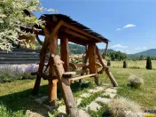 Refugiu pretios:jacuzzi, lemn masiv,2.000 mp teren,4 dormito 