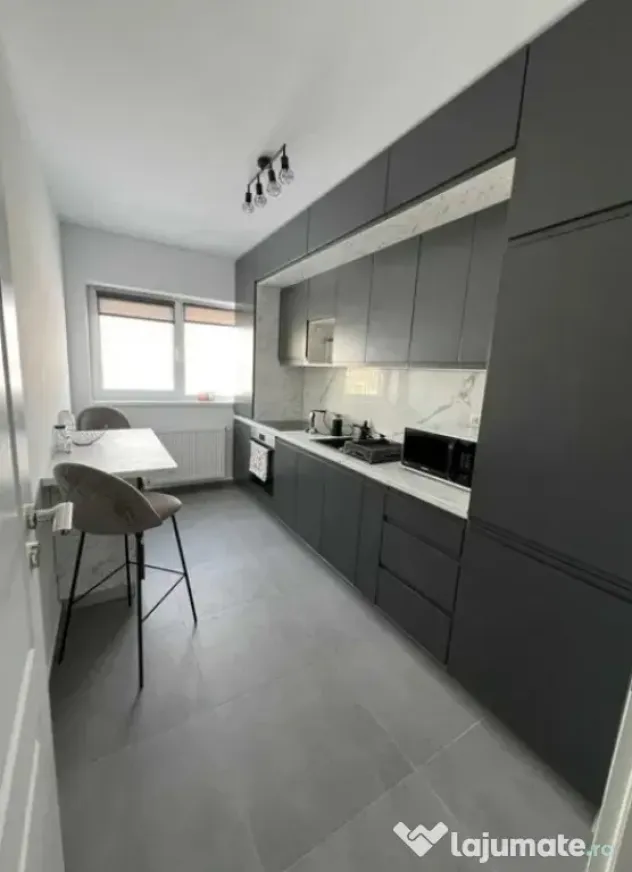 Apartament 3 camere, decomandat - zona Tractorul