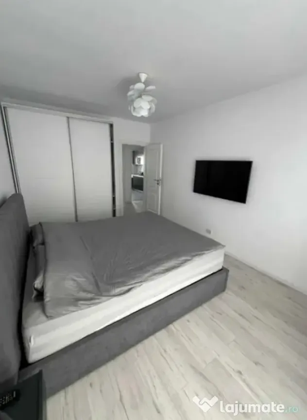 Apartament 3 camere, decomandat - zona Tractorul