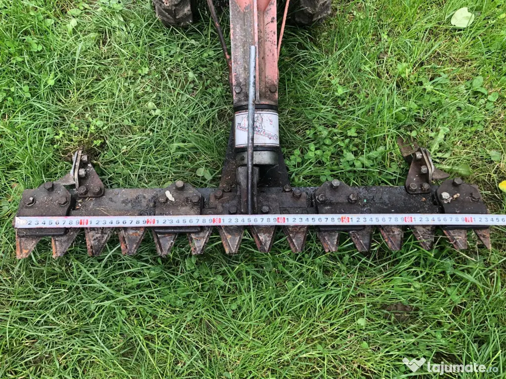 Motocoasa cu masa de taiere