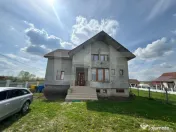 Casă de vânzare – spațioasă, cu curte ideală pentru o 